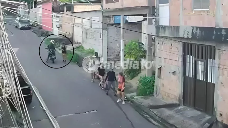 VÍDEO: Motoqueiro armado rende mulher e rouba celular na comunidade Mundo Novo, em Manaus