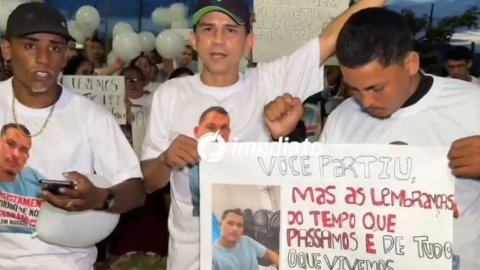 Familiares e amigos fazem protesto e cobram justiça pela morte de jovem encontrado em área de mata no bairro Japiim