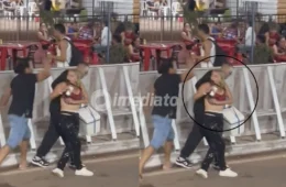 VÍDEO: Homem cai ao tentar defender mulher em briga de casal durante a folia de Carnaval