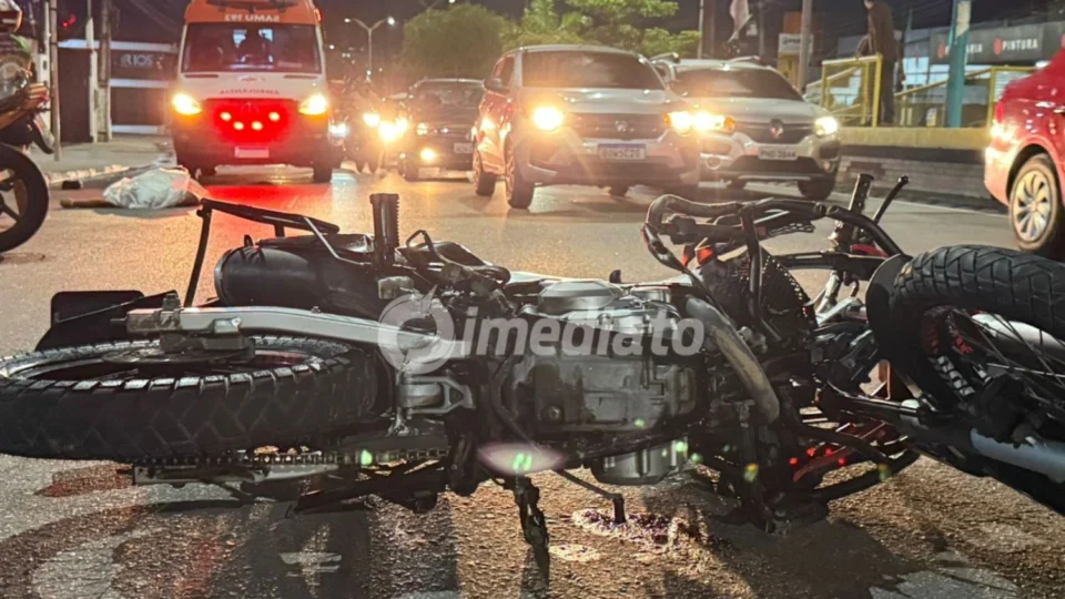 Motociclista morre após colidir violentamente contra poste na Avenida Max Teixeira, em Manaus
