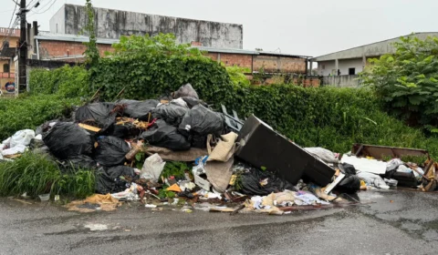 Moradores pedem ajuda por acúmulo de lixo em rua do bairro Flores, em Manaus