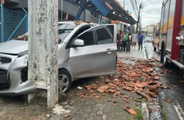 Carro perde controle, atinge parada de ônibus e morre uma pessoa em Manaus