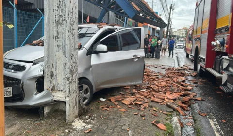 Carro perde controle, atinge parada de ônibus e morre uma pessoa em Manaus