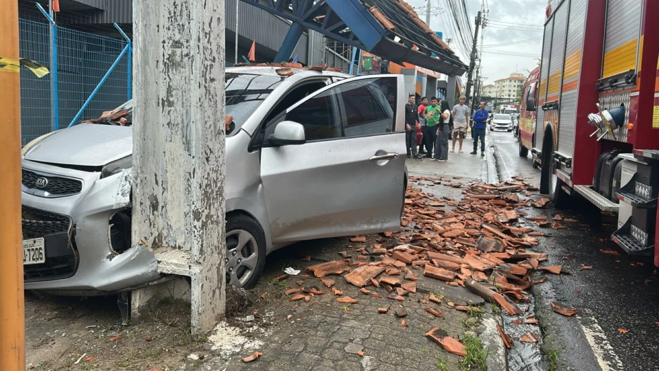 Carro perde controle, atinge parada de ônibus e morre uma pessoa em Manaus