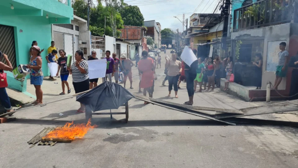 Moradores da Rua Magalhães Barata cobram ação urgente das autoridades após anos de alagamentos no bairro São Lázaro, em Manaus
