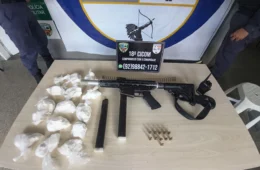 Submetralhadora e drogas são apreendidas no bairro Colônia Terra Nova