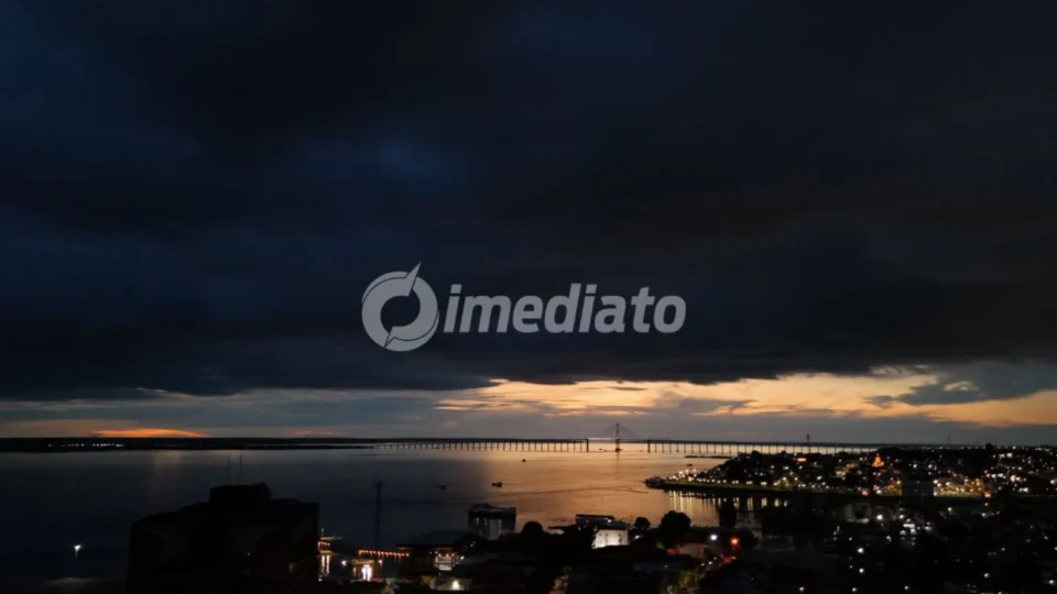 Manaus segue em alerta severo para risco de deslizamento de terra durante forte chuva na noite desta quarta-feira