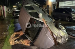Carro é ‘engolido’ por cratera no bairro Riacho Doce  e moradores denunciam abandono há quase um ano
