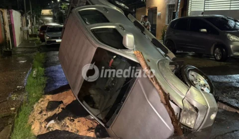 Carro é ‘engolido’ por cratera no bairro Riacho Doce  e moradores denunciam abandono há quase um ano