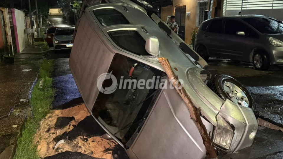 Carro é ‘engolido’ por cratera no bairro Riacho Doce  e moradores denunciam abandono há quase um ano