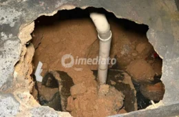 Rompimento em rede de drenagem causa alagamento e deixa famílias em risco no bairro Cidade de Deus