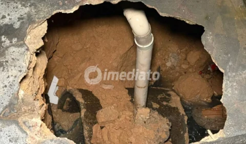 Rompimento em rede de drenagem causa alagamento e deixa famílias em risco no bairro Cidade de Deus