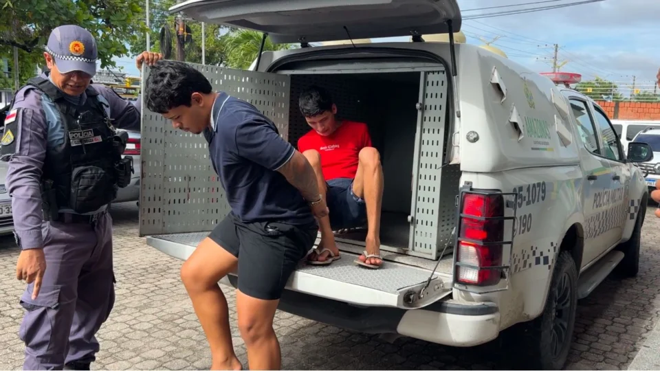 Dois homens são presos suspeitos de abuso após jovem acordar em casa desconhecida em Manaus