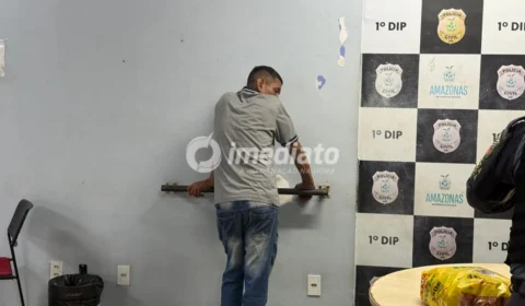 Homem é preso após ser flagrado furtando fardos de café em supermercado de Manaus