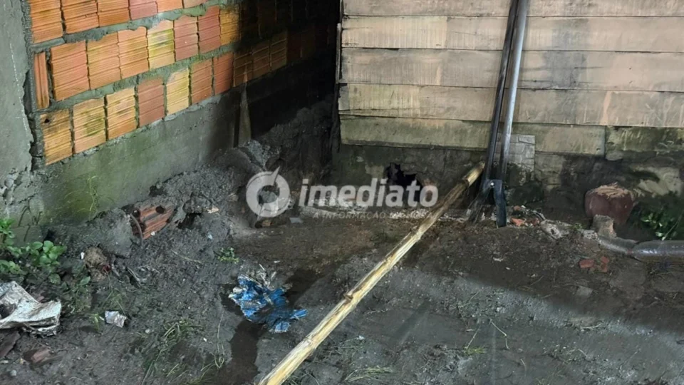 Moradora sofre com alagamentos e retorno de esgoto durante chuvas no bairro Crespo, em Manaus