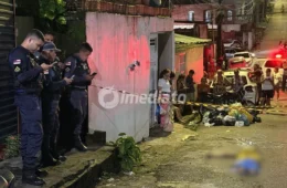 Homem é torturado, morto a tiros e tem o corpo arrastado até via pública no bairro Compensa