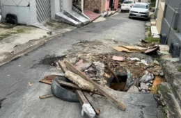 Cratera urbana: carro cai em buraco e moradores cobram solução no Petrópolis
