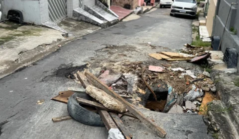 Cratera urbana: carro cai em buraco e moradores cobram solução no Petrópolis