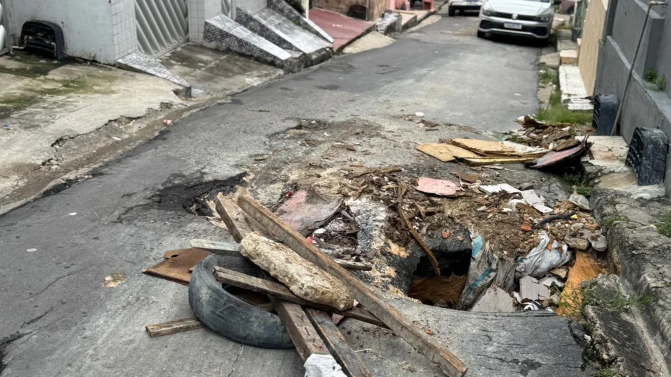 Cratera urbana: carro cai em buraco e moradores cobram solução no Petrópolis