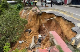 Mesmo após vistoria, barranco continua cedendo e moradores vivem sob risco no Jardim Mauá
