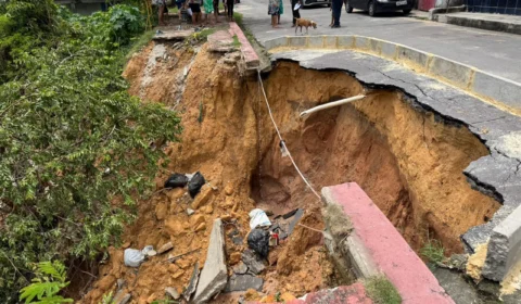 Mesmo após vistoria, barranco continua cedendo e moradores vivem sob risco no Jardim Mauá