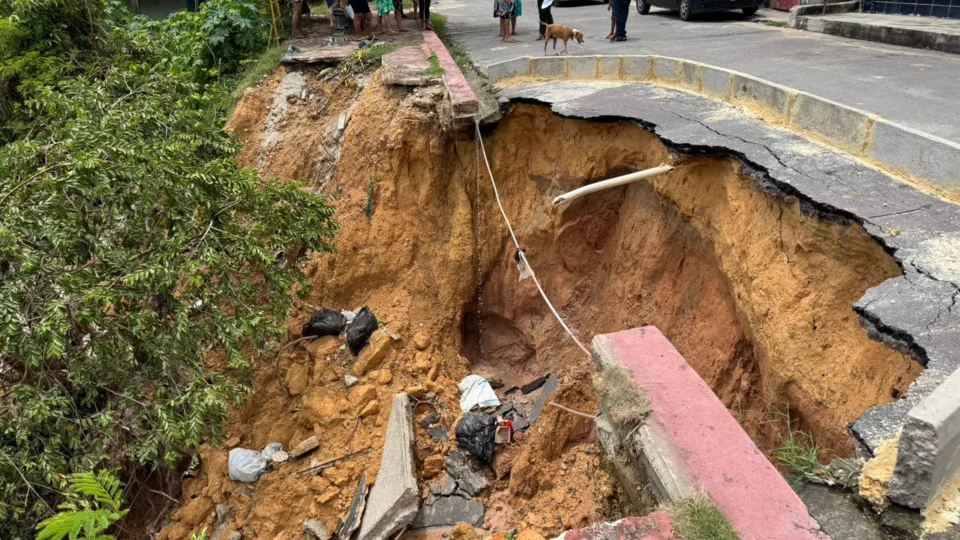 Mesmo após vistoria, barranco continua cedendo e moradores vivem sob risco no Jardim Mauá