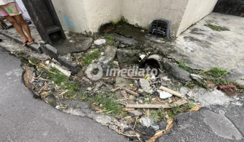 Moradores denunciam esgoto a céu aberto e risco de acidentes no bairro Crespo, em Manaus