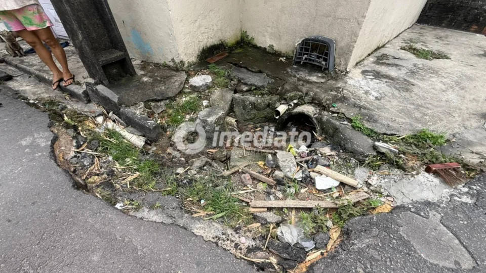 Moradores denunciam esgoto a céu aberto e risco de acidentes no bairro Crespo, em Manaus