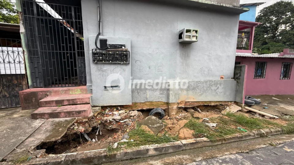 Erosão ameaça casas no Jorge Teixeira, e moradores temem que o pior aconteça