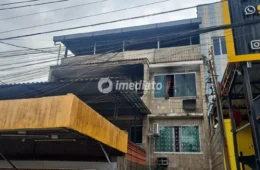 Incêndio atinge residência na Praça 14 e mobiliza moradores e Corpo de Bombeiros em Manaus