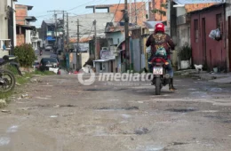 Moradores denunciam buracos e acúmulo de lixo na Rua Frei Miguel Ângelo, no Grande Vitória, e cobram ações da prefeitura