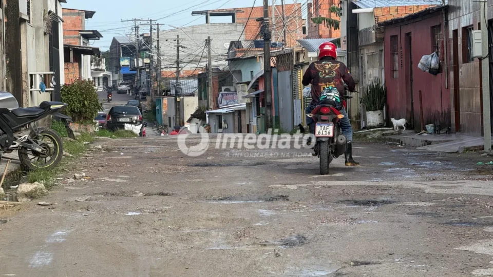 Moradores denunciam buracos e acúmulo de lixo na Rua Frei Miguel Ângelo, no Grande Vitória, e cobram ações da prefeitura