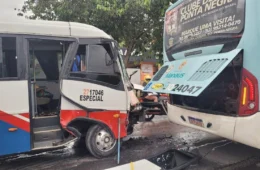 Dez vítimas são resgatadas após colisão entre micro-ônibus e ônibus em Manaus