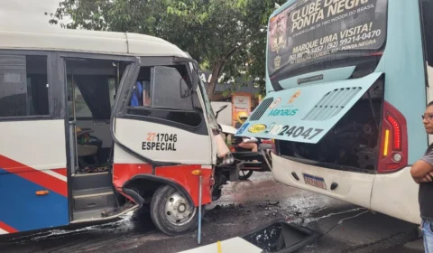Dez vítimas são resgatadas após colisão entre micro-ônibus e ônibus em Manaus