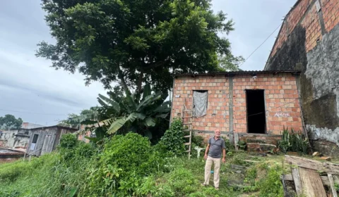 Árvore ameaça cair e morador pede ajuda urgente na Cidade de Deus