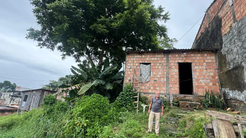 Árvore ameaça cair e morador pede ajuda urgente na Cidade de Deus