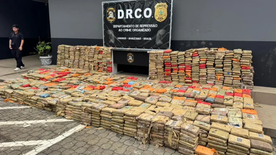 Polícia Militar do Amazonas apreende mais de 2,5 toneladas de droga em comunidade no Tarumã