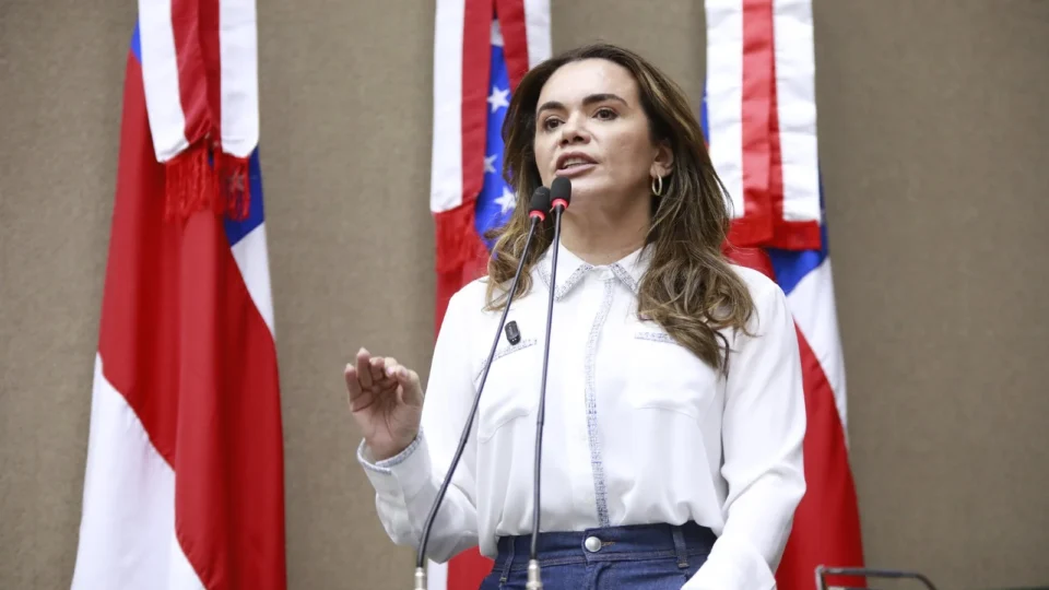 Alessandra Campelo protocola pacote de projetos para fortalecer prevenção à violência contra a mulher no Amazonas