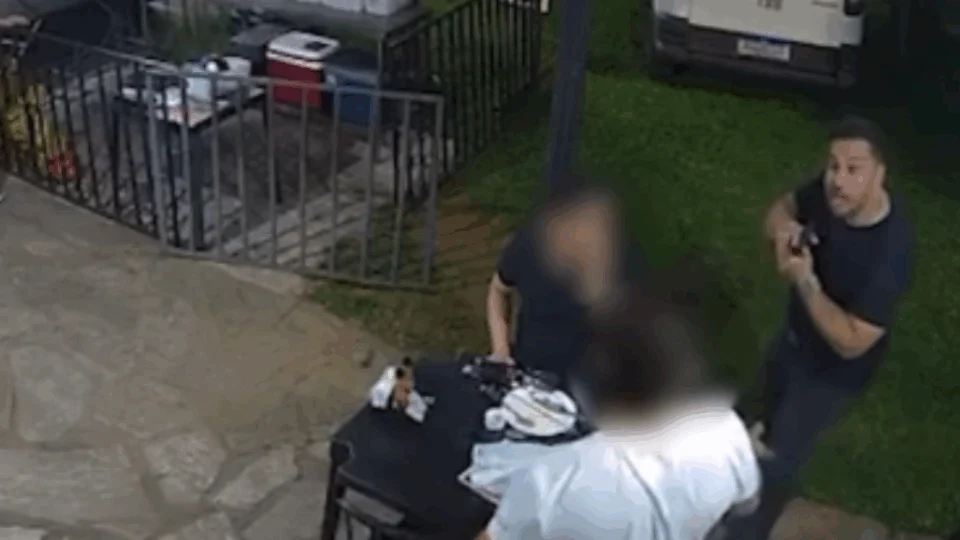 VÍDEO: homem é preso após sacar arma e ameaçar dois homens por suspeitar que formavam casal gay