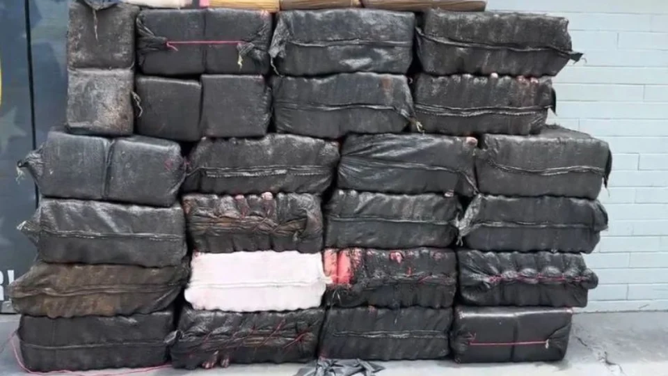 Operação policial intercepta 1,1 tonelada de entorpecentes e prende dois colombianos e um brasileiro no bairro Colônia Antônio Aleixo