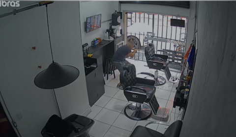 VÍDEO: PM reage a roubo de Porsche enquanto cortava o cabelo e mata suspeito em SP