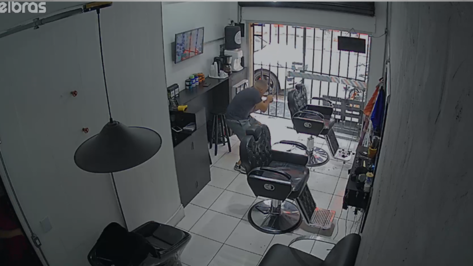 VÍDEO: PM reage a roubo de Porsche enquanto cortava o cabelo e mata suspeito em SP