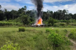 Operação internacional destrói aviões do narcotráfico e pista clandestina na fronteira entre Brasil e Peru