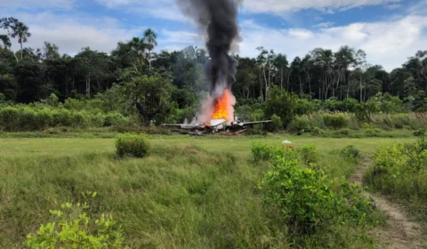 Operação internacional destrói aviões do narcotráfico e pista clandestina na fronteira entre Brasil e Peru