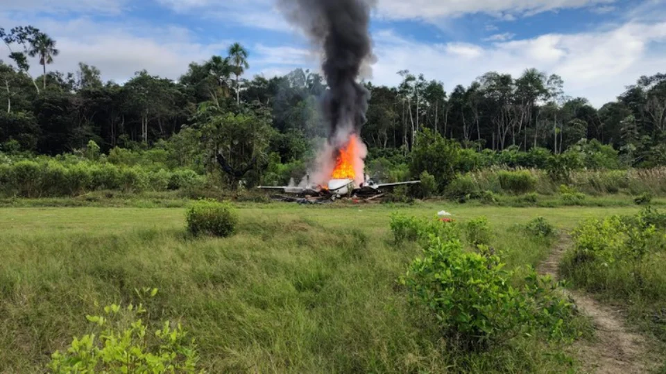 Operação internacional destrói aviões do narcotráfico e pista clandestina na fronteira entre Brasil e Peru