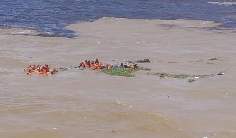 Naufrágio no Encontro das Águas: buscas continuam