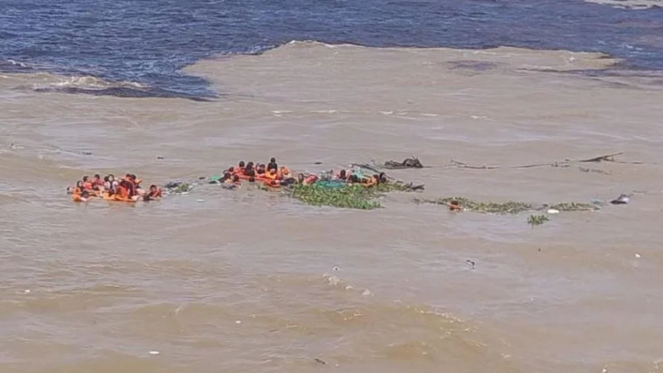 Naufrágio no Encontro das Águas: buscas continuam