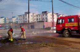 Sem água há dias, moradores do Porto Madero bloqueiam avenida e ateiam fogo em pneus