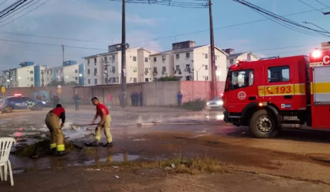 Sem água há dias, moradores do Porto Madero bloqueiam avenida e ateiam fogo em pneus