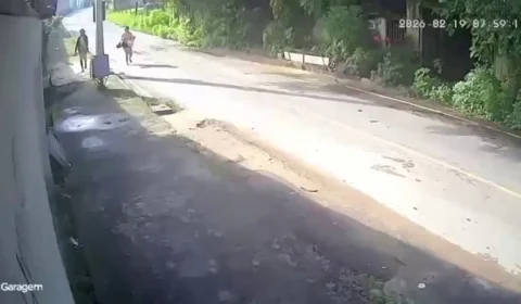 Vídeo mostra momento em que bebê é abandonada em mata e colocada em bueiro na Grande BH